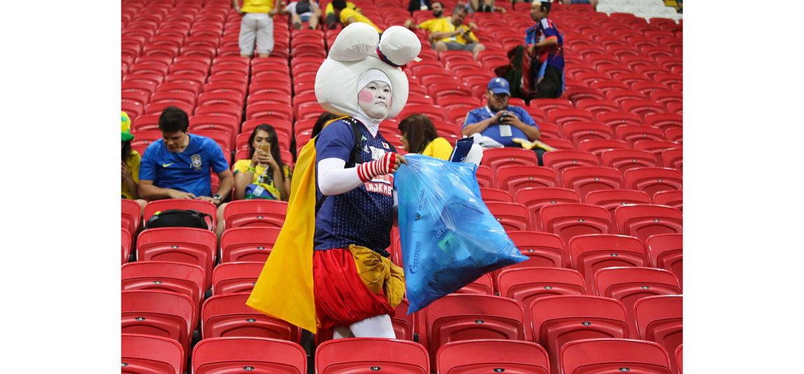日本球迷賽後在球場收拾垃圾